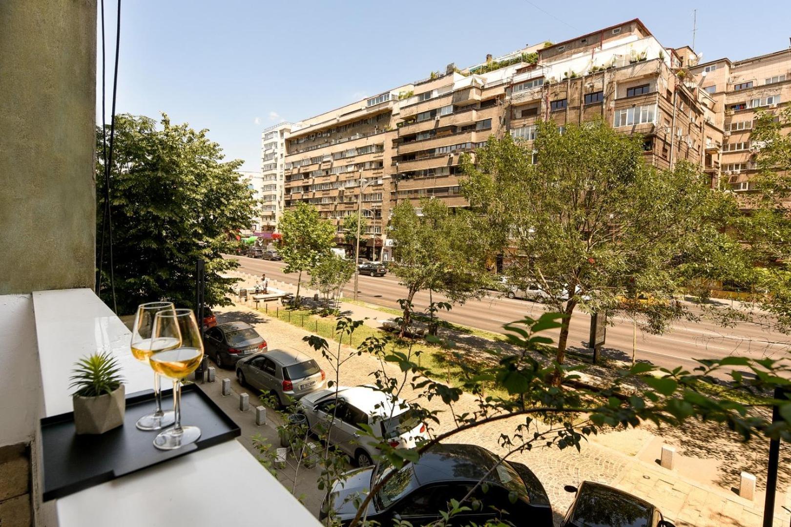 Downtown Oasis: Central Apartments With Cozy Charm Bukarest Exteriör bild